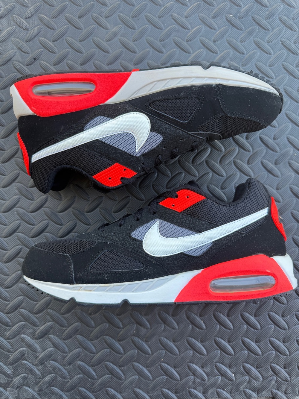 Nike Men’s Black White Red Sneakers